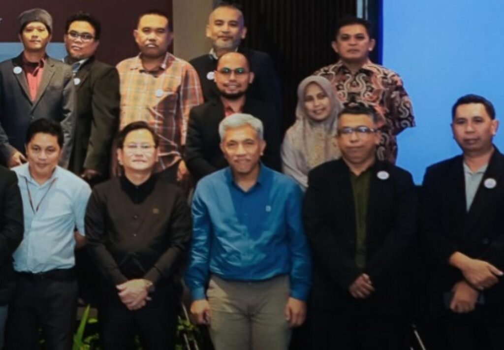 Foto : Calon KETUA IKA Arsitektur Unhas Mengggunkan Kemeja Berwarna Biru.